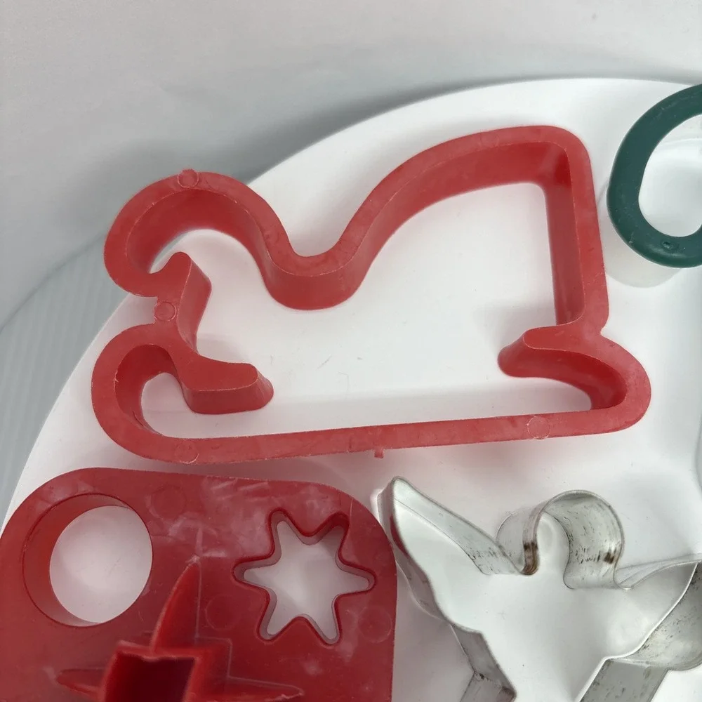 Mixed Lot of 9 Cookie Cutters 5 Metal‎ 4 Plastic Holiday Bat Angel Sleigh Bell